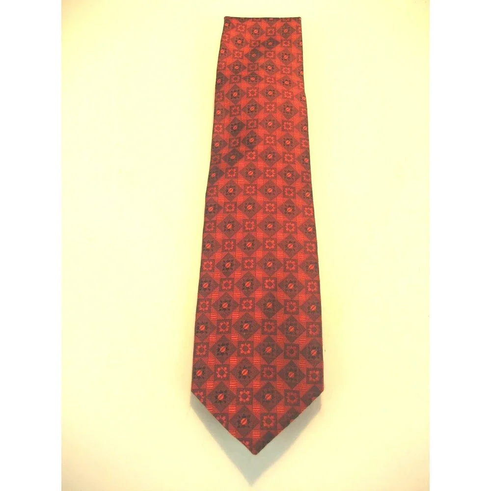 NWOT Pravata 100% Microfibre Geometric  Design Necktie